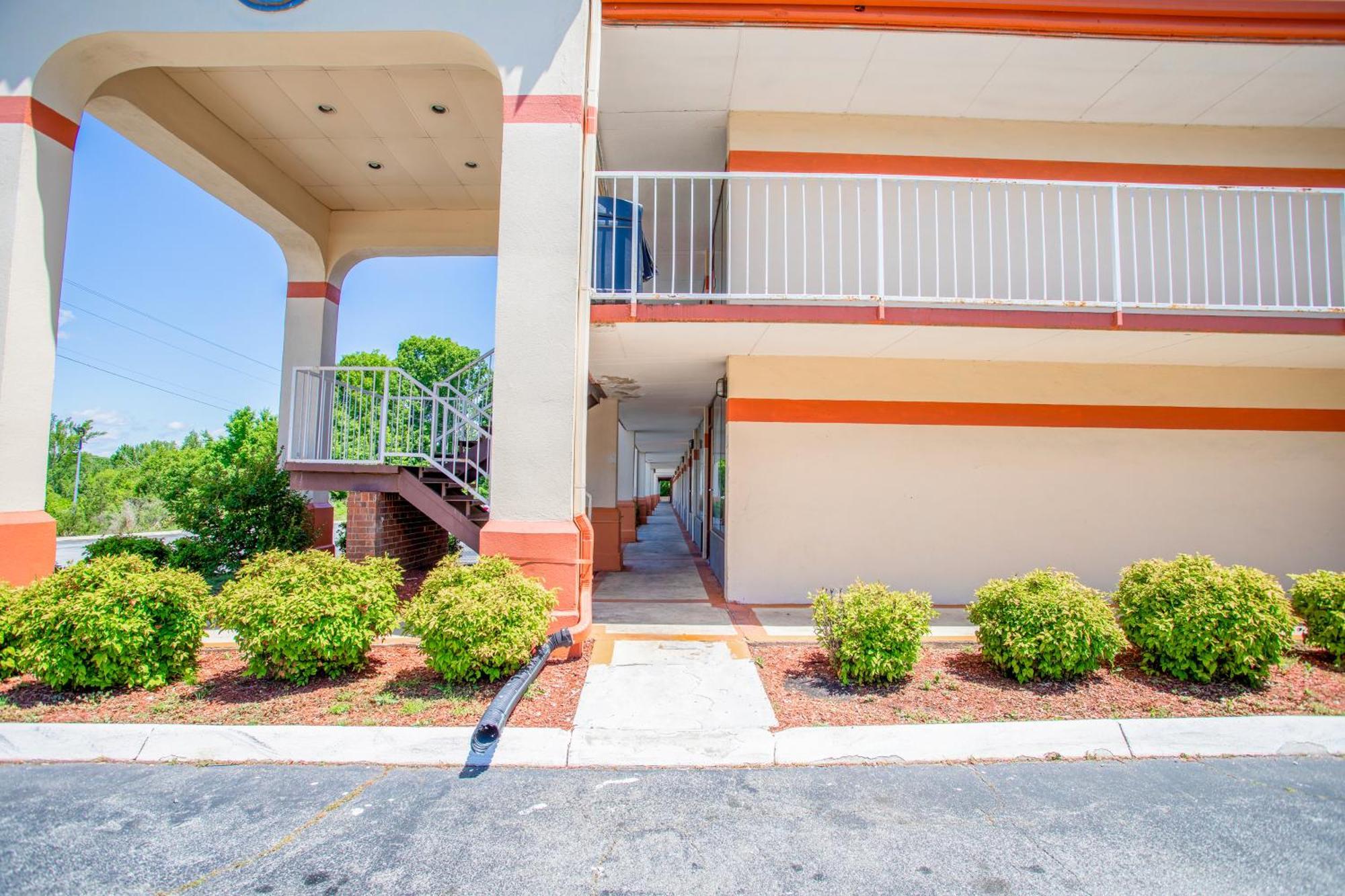 Oyo Hotel Greensboro East I 40 Exterior photo